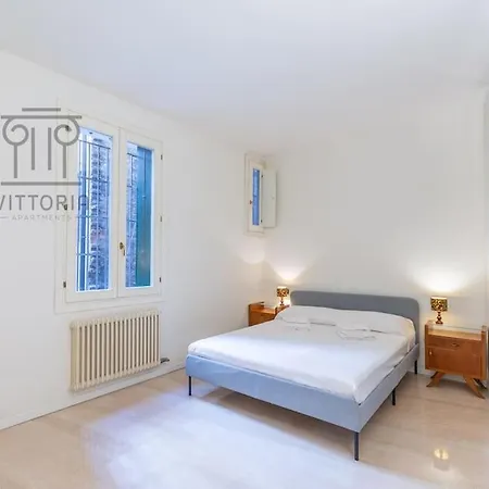 Vittoria Contra Giampietro De Proti Apartamento *